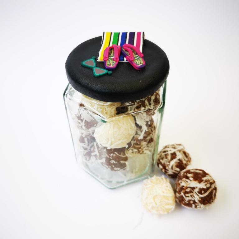 Upcycle your jar with an air-tight lid, hand-decorated in New Zealand. Decorated with polymer clay striped beach towel, jandals and sunglasses. Standard fitting  (63mm) so it fits jars you have at home. Gift boxed in an attractive matchbox.