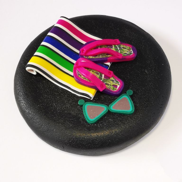 Upcycle your jar with an air-tight lid, hand-decorated in New Zealand. Decorated with polymer clay striped beach towel, jandals and sunglasses. Standard fitting  (63mm) so it fits jars you have at home. Gift boxed in an attractive matchbox.