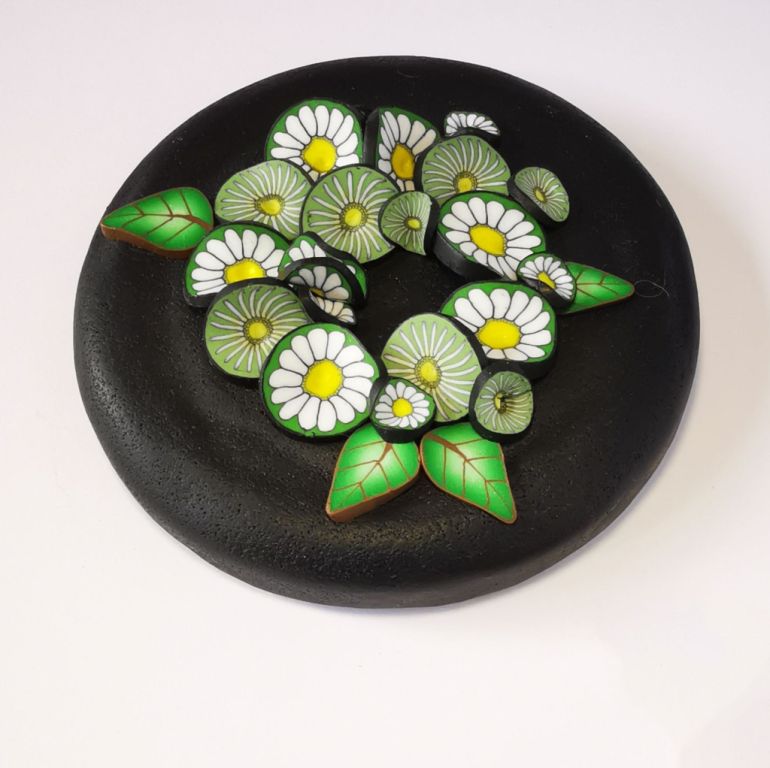 Upcycle your jar with an air-tight lid, hand-decorated in New Zealand. Decorated with polymer clay daisies in a daisy chain. Standard fitting  (63mm) so it fits jars you have at home. Gift boxed in an attractive matchbox.