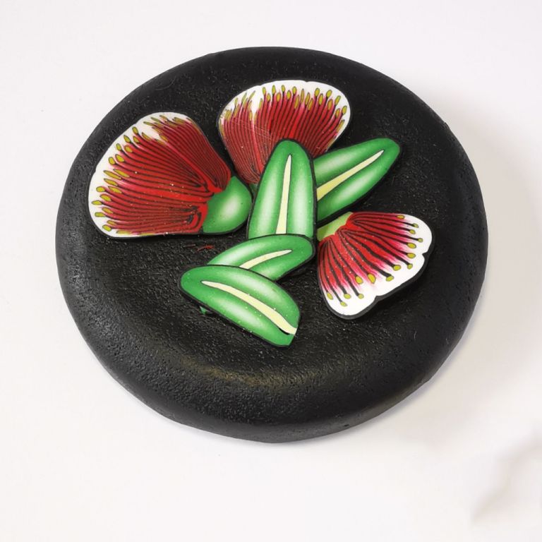 Upcycle your jar with an air-tight lid, hand-decorated in New Zealand. Decorated with polymer clay pohutukawa flowers and leaves. Standard fitting  (58mm) so it fits jars you have at home. Gift boxed in an attractive matchbox.