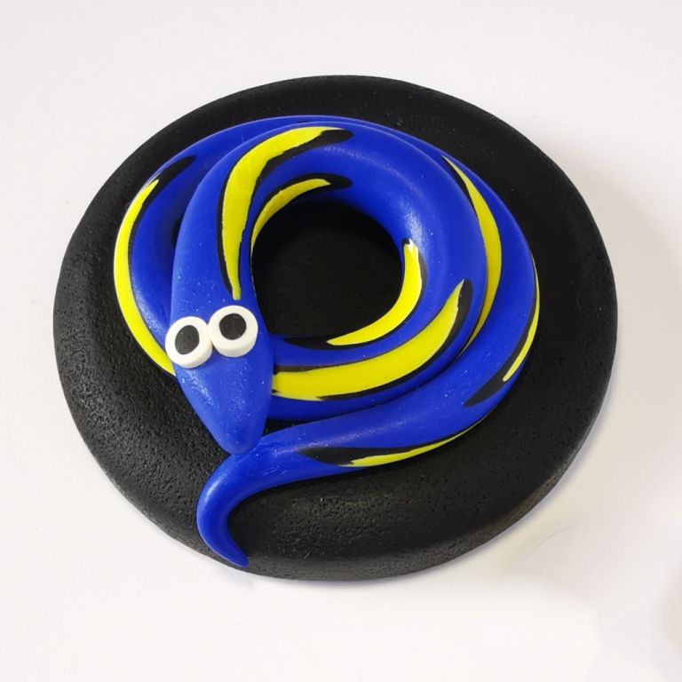 Upcycle your jar with an air-tight lid, hand-decorated in New Zealand. Decorated with an blue snake. Standard fitting so it fits jars you have at home.  Gift boxed in an attractive matchbox. Perfect for the kid in your life.