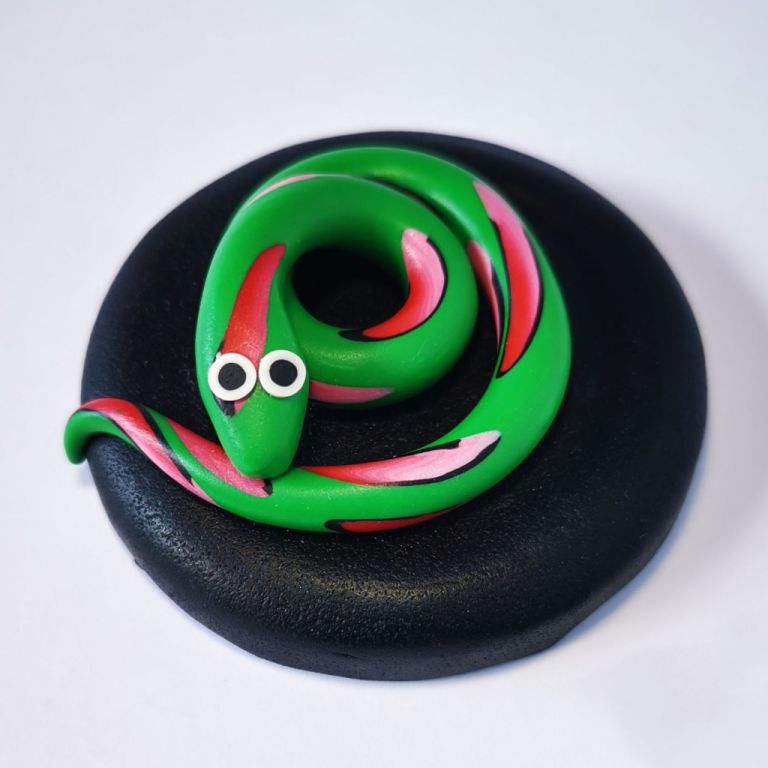 Upcycle your jar with an air-tight lid, hand-decorated in New Zealand. Decorated with an green snake. Standard fitting  so it fits jars you have at home.  Gift boxed in an attractive matchbox. Perfect for the kid in your life.