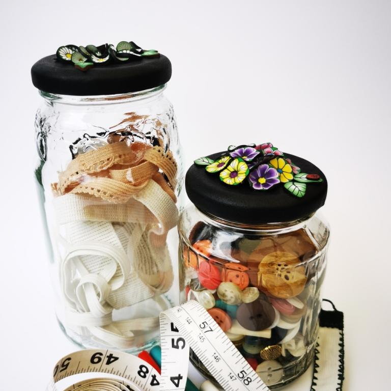 Upcycle your jar with an air-tight lid, hand-decorated in New Zealand. Decorated with polymer clay daisies in a daisy chain. Standard fitting  (63mm) so it fits jars you have at home. Gift boxed in an attractive matchbox.