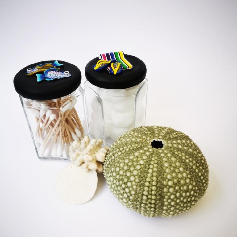 Upcycle your jar with an air-tight lid, hand-decorated in New Zealand. Decorated with polymer clay striped beach towel, jandals and sunglasses. Standard fitting  (63mm) so it fits jars you have at home. Gift boxed in an attractive matchbox.