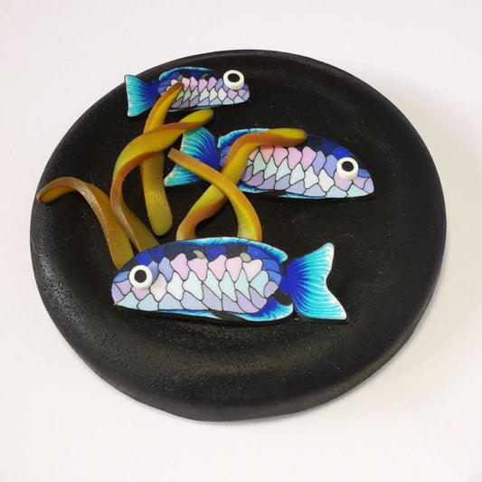 Upcycle your jar with an air-tight lid, hand-decorated in New Zealand. Decorated with polymer clay snapper fish and kelp. Standard fitting  (63mm) so it fits jars you have at home. Gift boxed in an attractive matchbox.