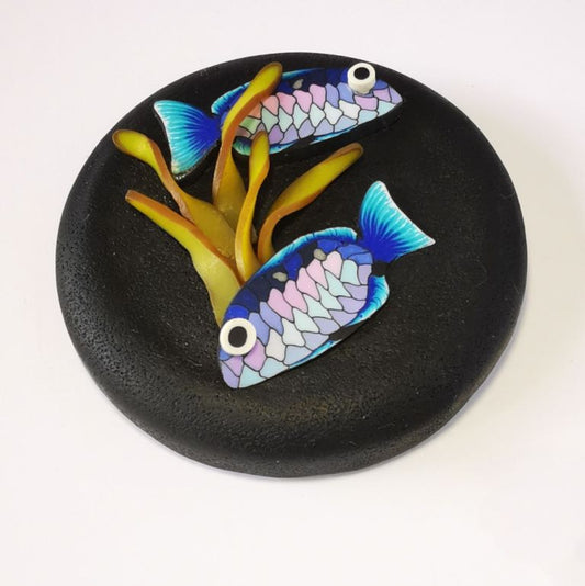 Upcycle your jar with an air-tight lid, hand-decorated in New Zealand. Decorated with polymer clay snapper fish and kelp. Standard fitting  (58mm) so it fits jars you have at home. Gift boxed in an attractive matchbox.
