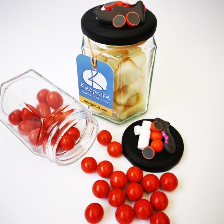 Upcycle your jar with an air-tight lid, hand-decorated in New Zealand. Decorated with polymer clay chocolate fish, jaffas and milk bottle sweets. Standard fitting  (63mm) so it fits jars you have at home. Gift boxed in an attractive matchbox.